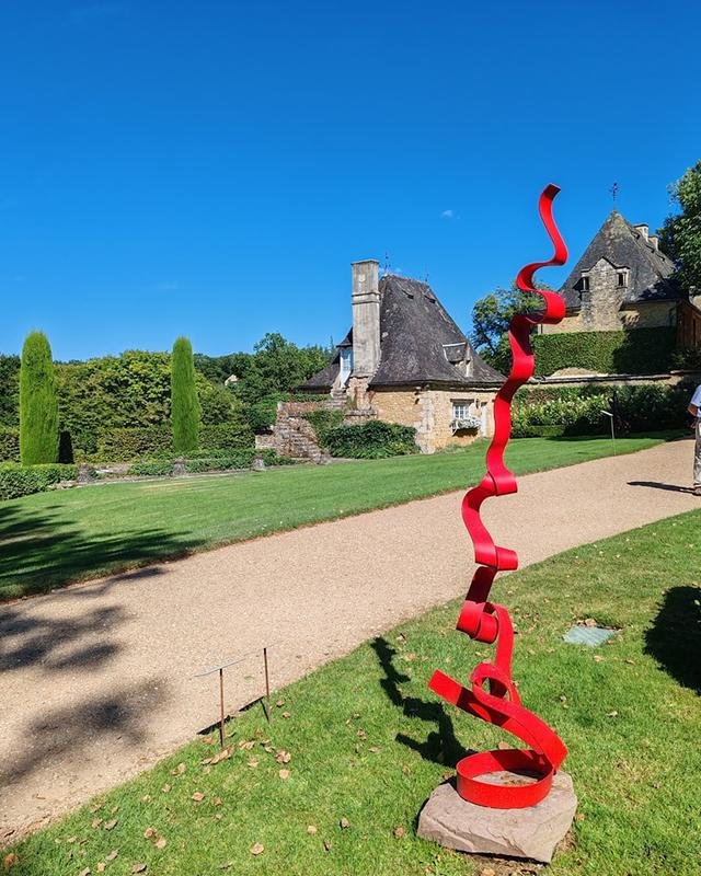 Exposition « de la pierre émerge l’acier » d’Ariel Elizondo aux jardins du manoir d'Eyrignac